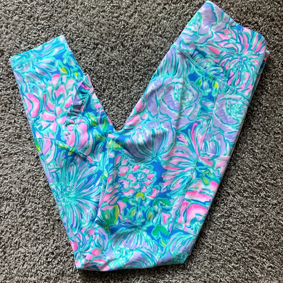 NWOT Lilly Pulitzer Luxletic Sports Bra and Legging Set w/ Ruffle detail - Picture 5 of 9